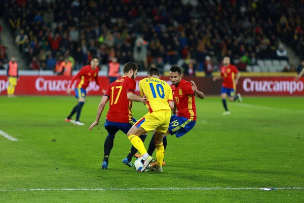 Rumunský fotbalista Nicolae Stanciu v akci proti Španělsku — Stock fotografie