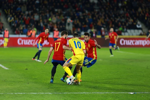 Rumänsk fotbollsspelare Nicolae Stanciu i åtgärder mot Spanien — Stockfoto