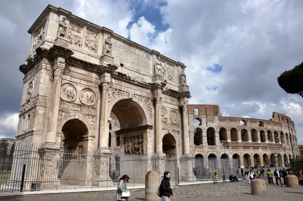 Bogen von Konstantin in der Nähe des Kolosseums in Rom, Italien — Stockfoto