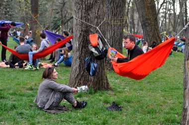 Parktaki Hamaklarda Rahatlayan Gençler