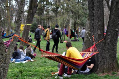 Parktaki Hamaklarda Rahatlayan Gençler