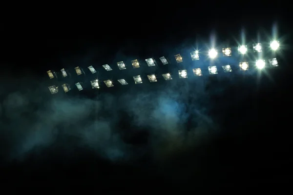 暗い夜空に対してスタジアムのライト — ストック写真