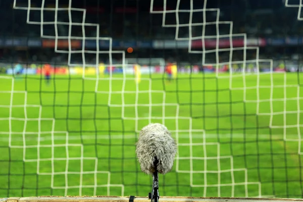 Microphone de sport professionnel sur un terrain de football derrière le filet — Photo