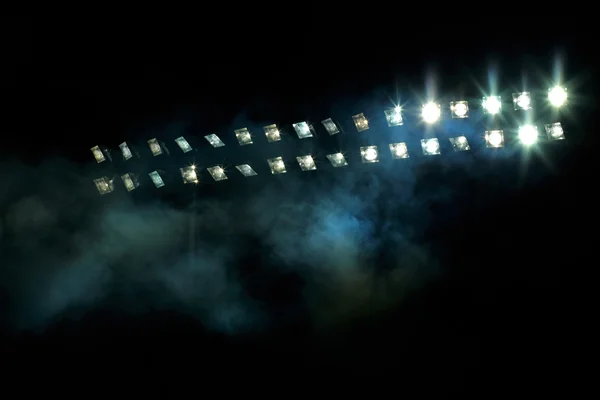 暗い夜空に対してスタジアムのライト — ストック写真