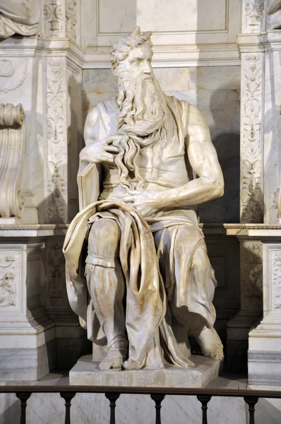 Staty av Moses av Michelangelo i kyrkan San Pietro i V — Stockfoto