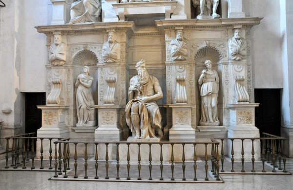 Staty av Moses av Michelangelo i kyrkan San Pietro i V — Stockfoto