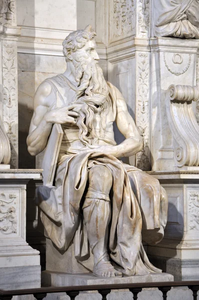 Statue der Moses von Michelangelo in der Kirche San Pietro in v — Stockfoto