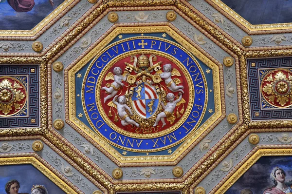 Bas helpotus maalauksia kattoon Vatikaanin — kuvapankkivalokuva