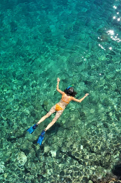 Mulher snorkeling em águas tropicais cristalinas — Fotografia de Stock