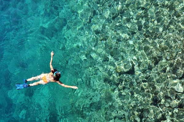 Mujer haciendo snorkel en aguas tropicales cristalinas —  Fotos de Stock