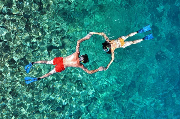Romantic couple snorkeling. Above view — Stock Photo, Image