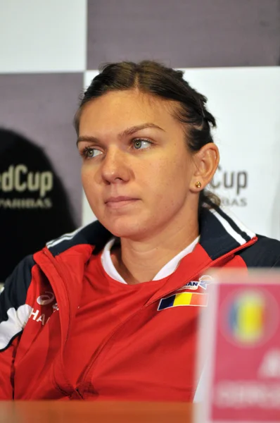 La tenista rumana Simona Halep durante una conferencia de prensa — Foto de Stock