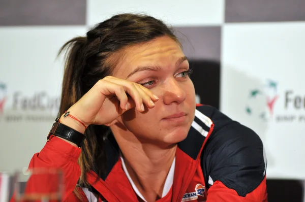 Die rumänische Tennisspielerin Simona Halep während einer Pressekonferenz — Stockfoto