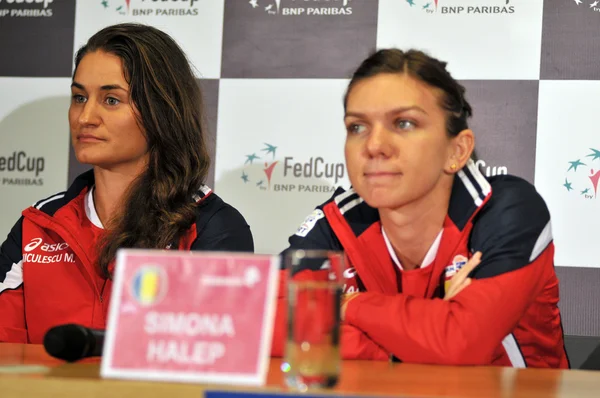 Jugadora de tenis rumana Simona Halep y Monica Niculescu durante — Foto de Stock