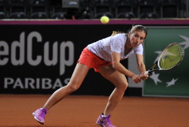 Tenis oyuncu Annika Beck eğitim bir maçtan önce