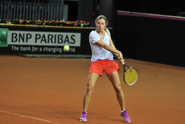 Tenis oyuncu Annika Beck eğitim bir maçtan önce
