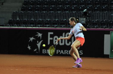 Tenis oyuncu Annika Beck eğitim bir maçtan önce