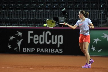 Tenis oyuncu Annika Beck eğitim bir maçtan önce