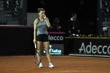 Tenis oyuncu Simona Halep eğitim bir maçtan önce