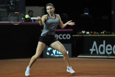 Tenis oyuncu Simona Halep eğitim bir maçtan önce