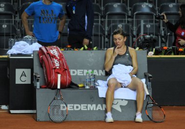 Tenis oyuncu Simona Halep eğitim bir maçtan önce