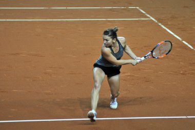 Tenis oyuncu Simona Halep eğitim bir maçtan önce