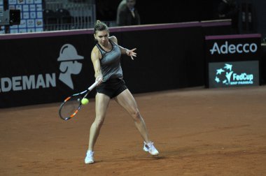 Tenis oyuncu Simona Halep eğitim bir maçtan önce