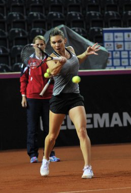 Tenis oyuncu Simona Halep eğitim bir maçtan önce