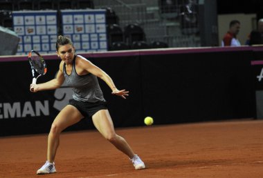 Tenis oyuncu Simona Halep eğitim bir maçtan önce