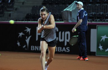 Tenis oyuncu Simona Halep eğitim bir maçtan önce