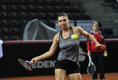Tenis oyuncu Simona Halep eğitim bir maçtan önce