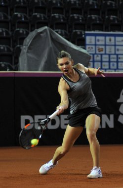 Tenis oyuncu Simona Halep eğitim bir maçtan önce