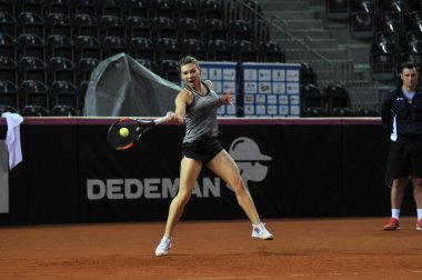 Tenis oyuncu Simona Halep eğitim bir maçtan önce