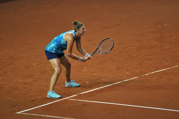 Tennisspielerin Irina Begu beim Training vor einem Match — Stockfoto