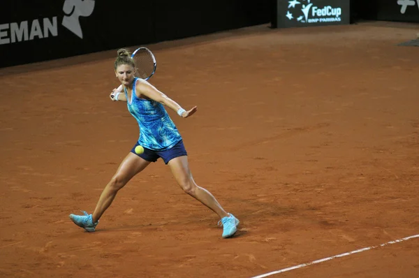 Jogadora de tênis Irina Begu treinando antes de uma partida — Fotografia de Stock