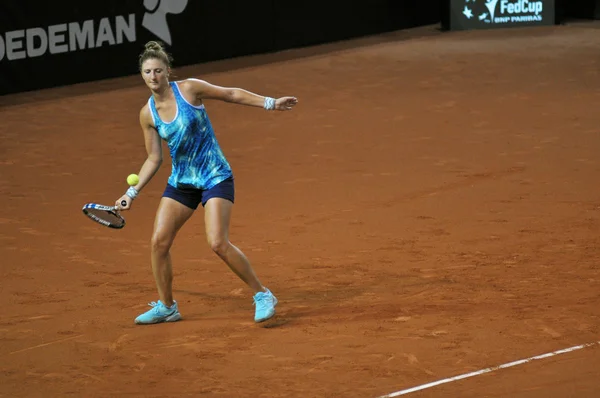 Jogadora de tênis Irina Begu treinando antes de uma partida — Fotografia de Stock