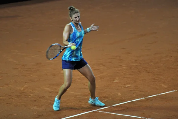 Jugadora de tenis Irina Begu entrenando antes de un partido — Foto de Stock