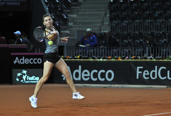 Tennisspielerin Simona Halep beim Training vor einem Match — Stockfoto