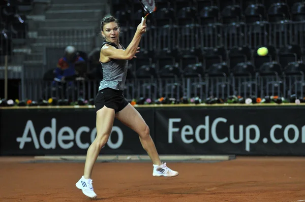 Jogadora de tênis Simona Halep treinando antes de uma partida — Fotografia de Stock