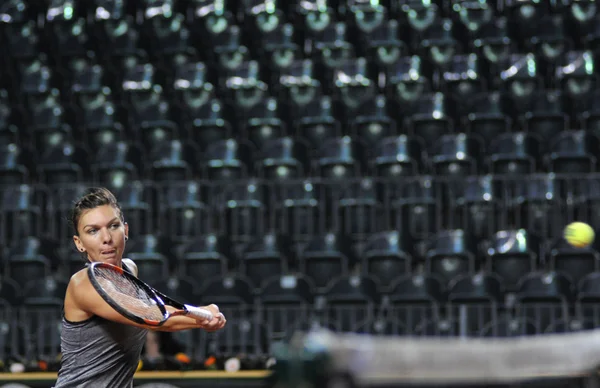 Jugadora de tenis Simona Halep entrenando antes de un partido — Foto de Stock