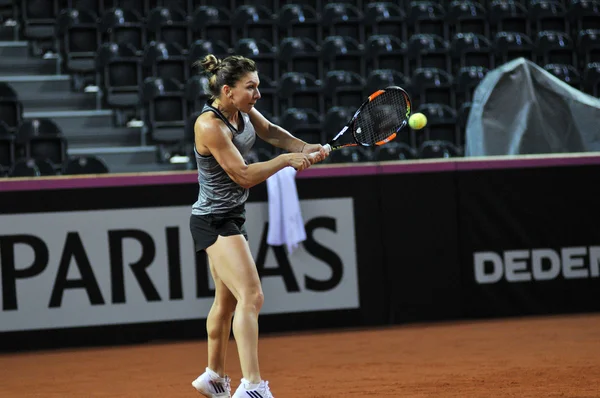 Jugadora de tenis Simona Halep entrenando antes de un partido — Foto de Stock