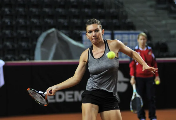 Jogadora de tênis Simona Halep treinando antes de uma partida — Fotografia de Stock