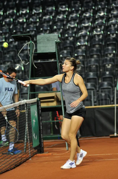 試合前にテニス プレーヤーのシモーナ Halep トレーニング — ストック写真