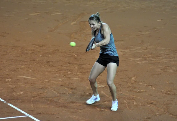 Jugadora de tenis Simona Halep entrenando antes de un partido — Foto de Stock