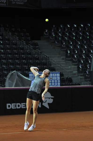 試合前にテニス プレーヤーのシモーナ Halep トレーニング — ストック写真
