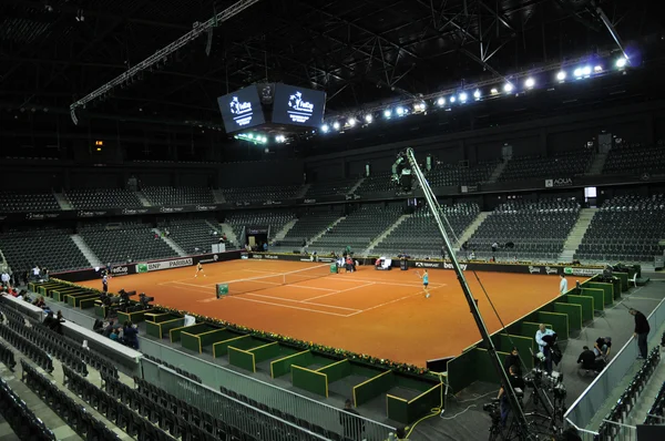 Partido de tenis en un estadio cubierto —  Fotos de Stock