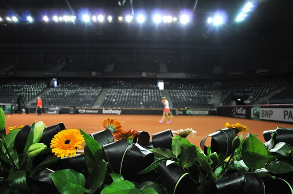 Partido de tenis en un estadio cubierto — Foto de Stock