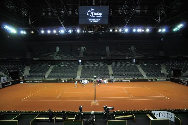 Partido de tenis en un estadio cubierto — Foto de Stock