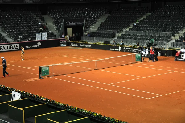 Partido de tenis en un estadio cubierto —  Fotos de Stock