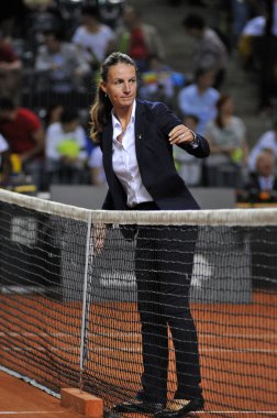 Tenis hakemi fileleri kontrol etti